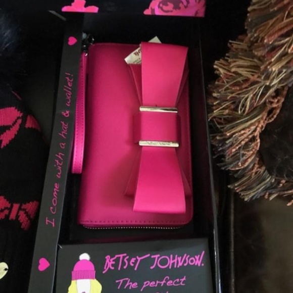 BETSEY JOHNSON Fushia Bow Wallet Black Beanie Set main image 4